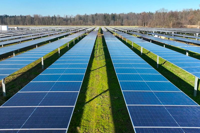 Luftaufnahme der Agri-Photovoltaikanlage Halbenrain mit Tracker-Reihen