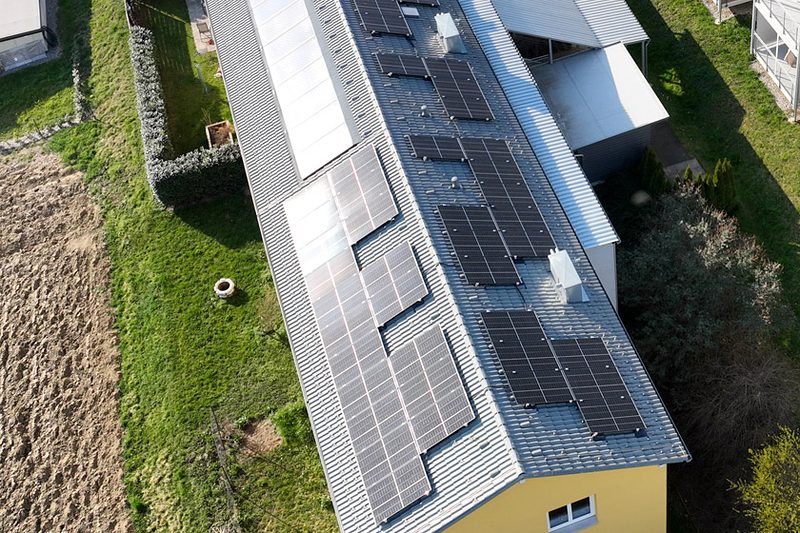 Luftaufnahme von Mehrparteienhäusern mit Photovoltaik auf den Dächern, Steiermark